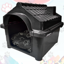Casa plástica preta para pets com almofada de patinhas, ideal para cães e gatos.