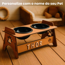 Comedouro de madeira para pets personalizado com nome, dois potes, ambiente aconchegante.