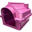 Casa de plástico rosa para pets em formato de casinha, com telhado e chaminé.